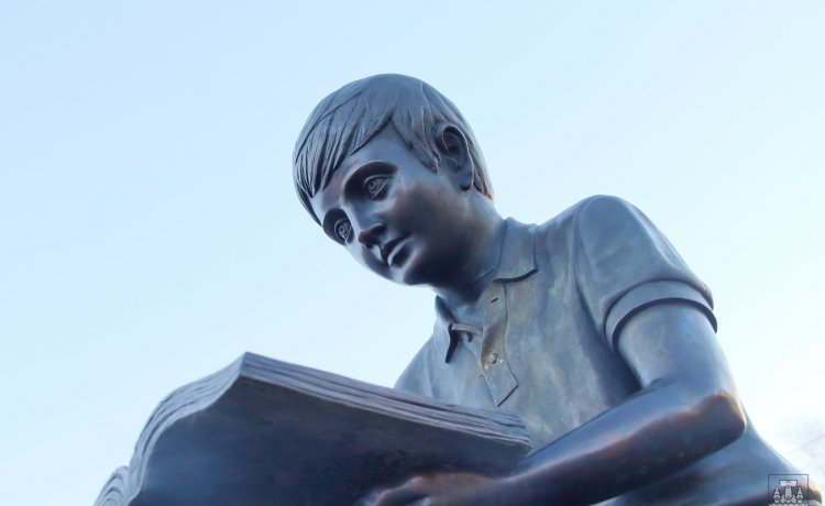 Памятник «Читающему мальчику»